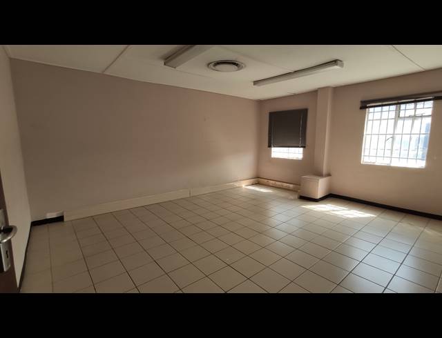 950M² WAREHOUSE TO LET IN ROSSBURGH